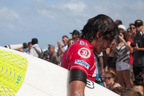 Pupo sai do mar na praia de Pipeline, na North Shore de Oahu, no Havaí - foto de Laura Schunemann